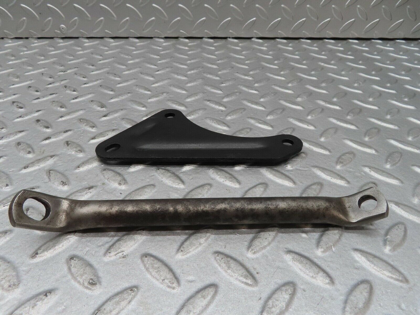 16975 Mercedes-Benz C123 280CE Coupe Power Steering Pump Bracket