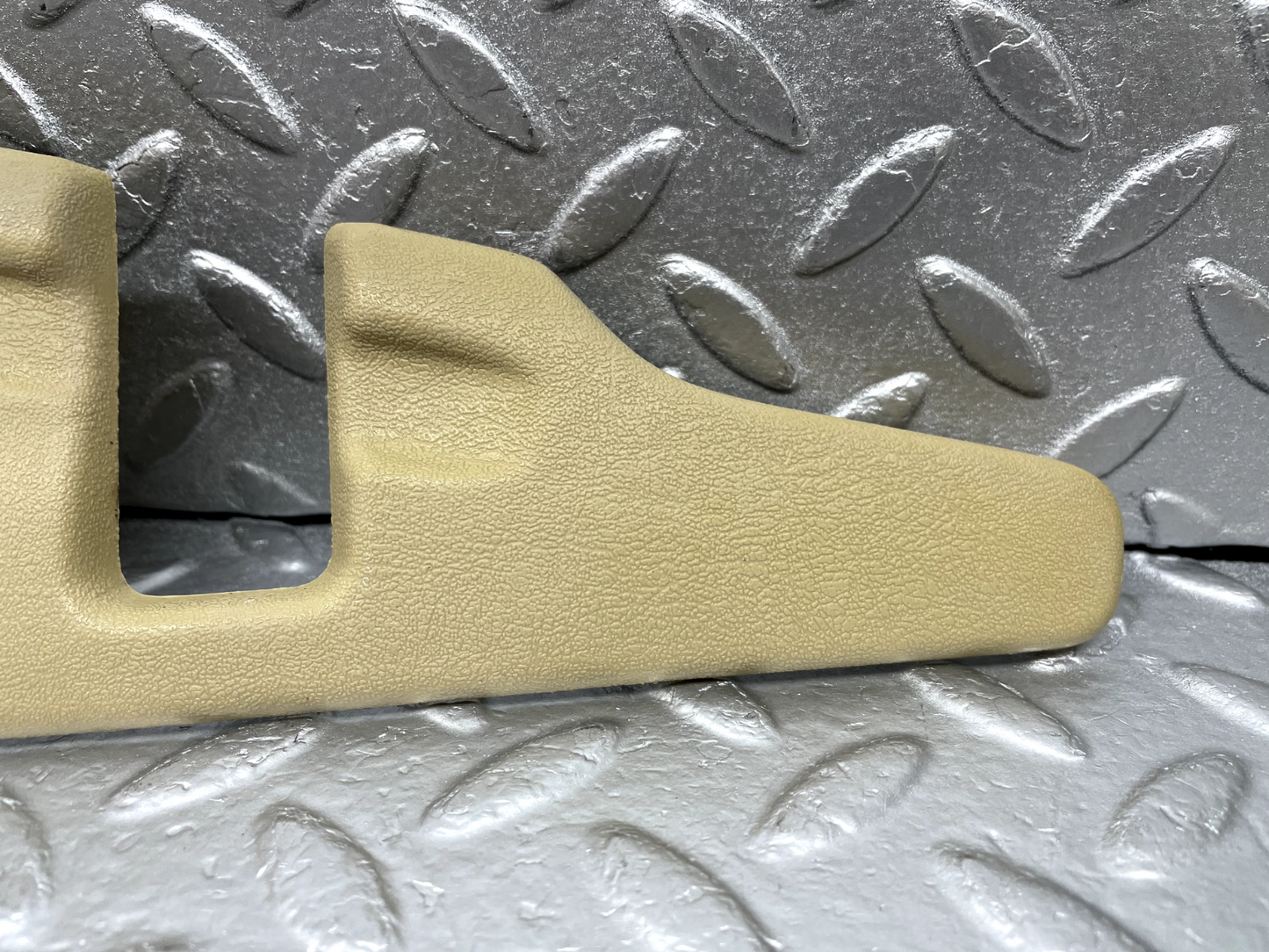 44280 Mercedes-Benz W123 280E Front Right Seat Cover Trim Beige 1239100618