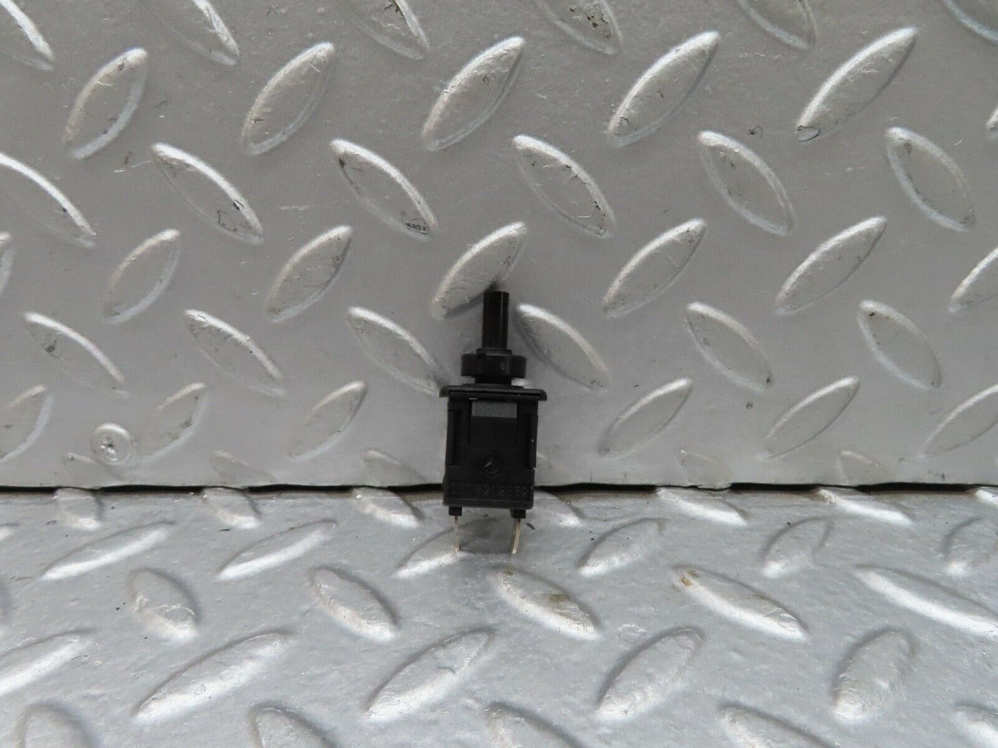 18086 Mercedes-Benz W123 200 Door Contact Switch 0008212852