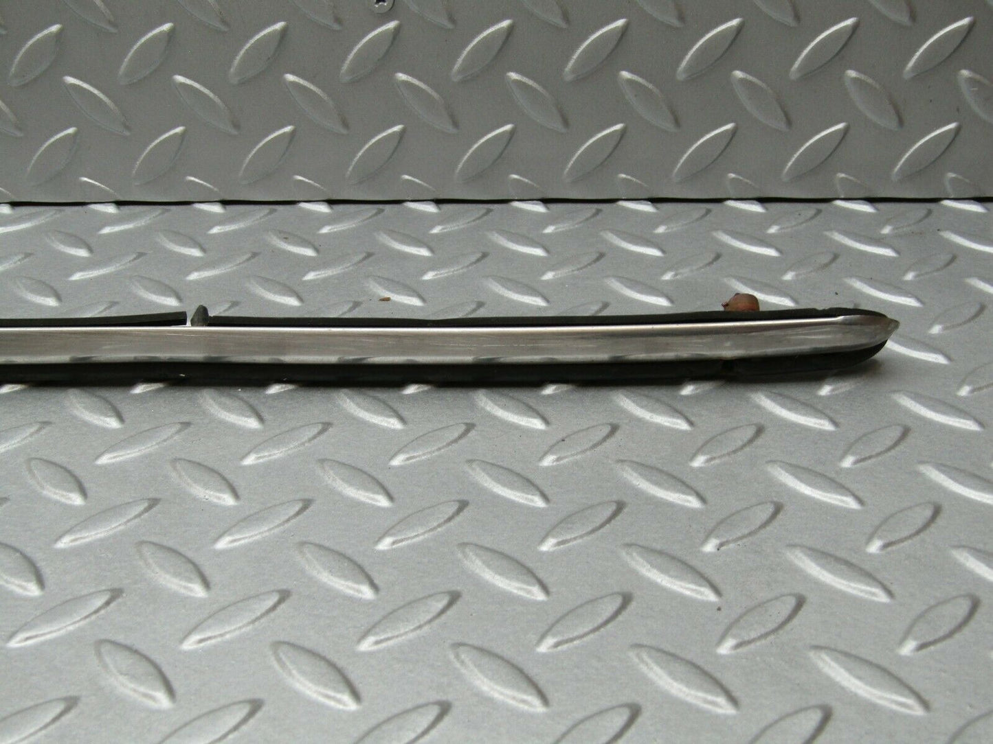 3339 Mercedes-Benz W115 220D Centre Fender Chrome Trim Front Right