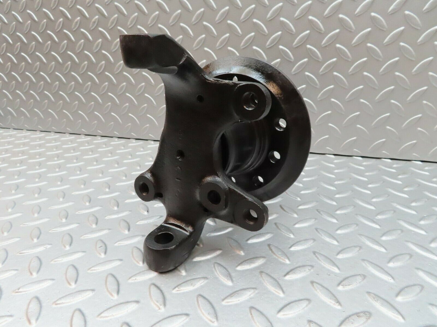 3428 Mercedes-Benz W115 220D Front Right Wheel Hub