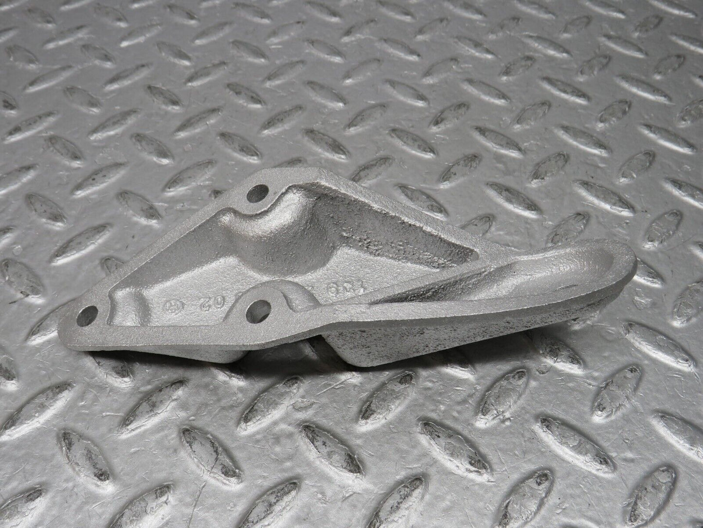 37351 Mercedes-Benz W109 300SEL Engine Mount Bracket Support Right 1092410302