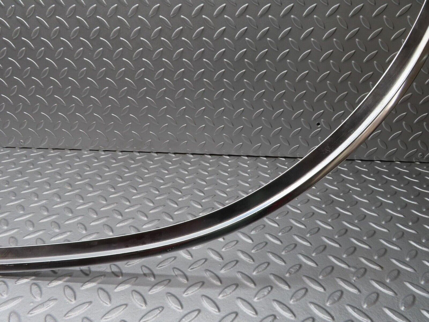 14092 Mercedes-Benz C107 280SLC Rear Windscreen Chrome Frame