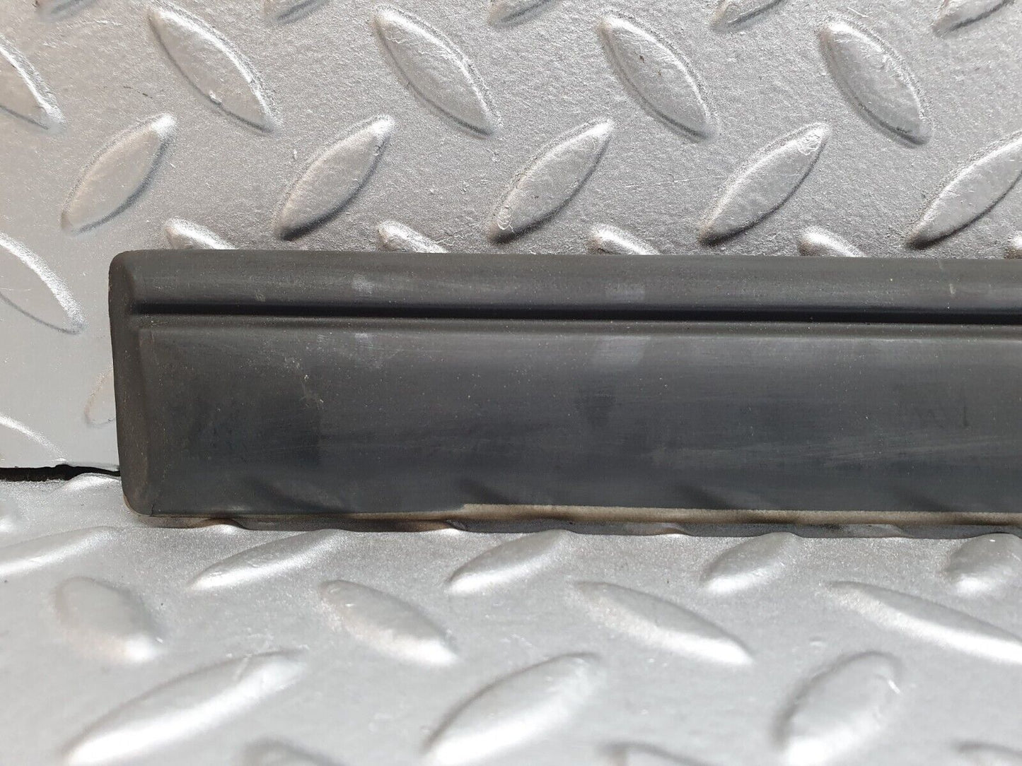41682 Mercedes-Benz W124 200E Front Left Door Centre Moulding Trim