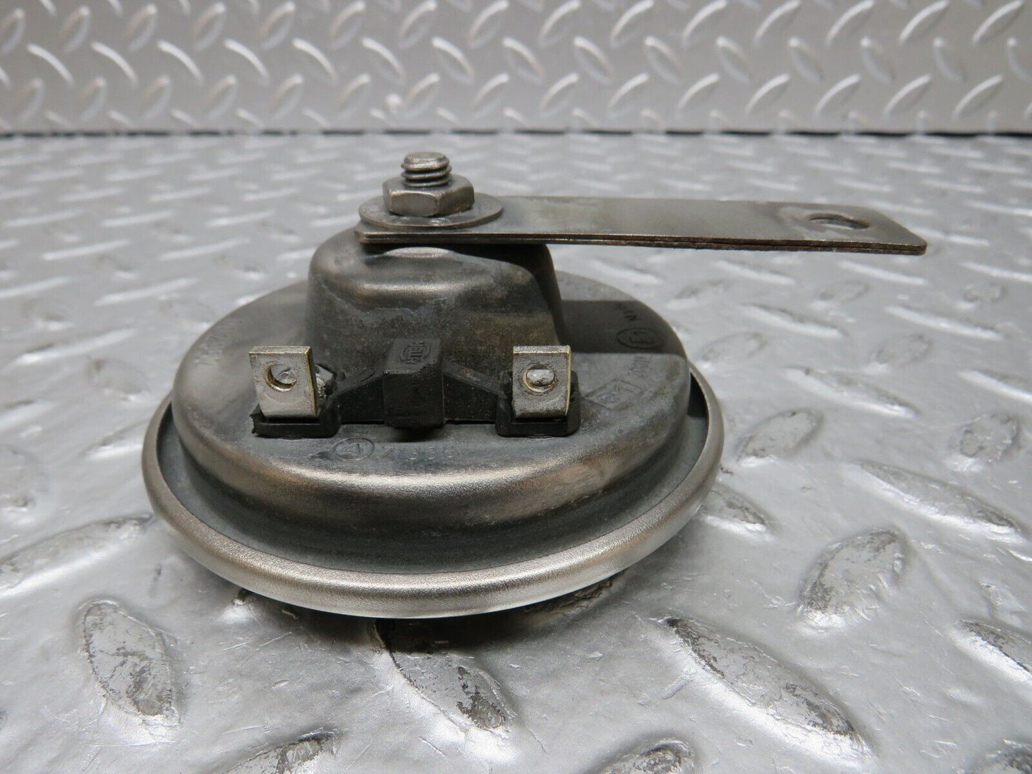 30617 Mercedes-Benz W201 190E 2.0L Horn Hella 002952