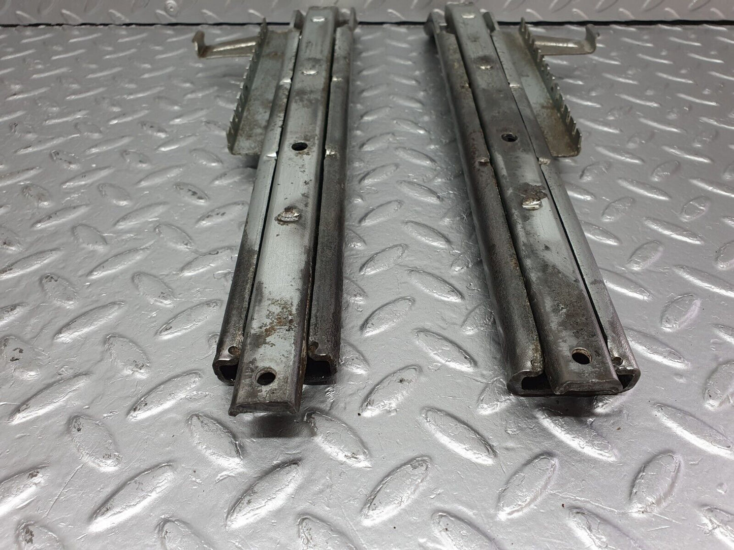 40804 Mercedes-Benz W123 300D Front Right Seat Rail Pair