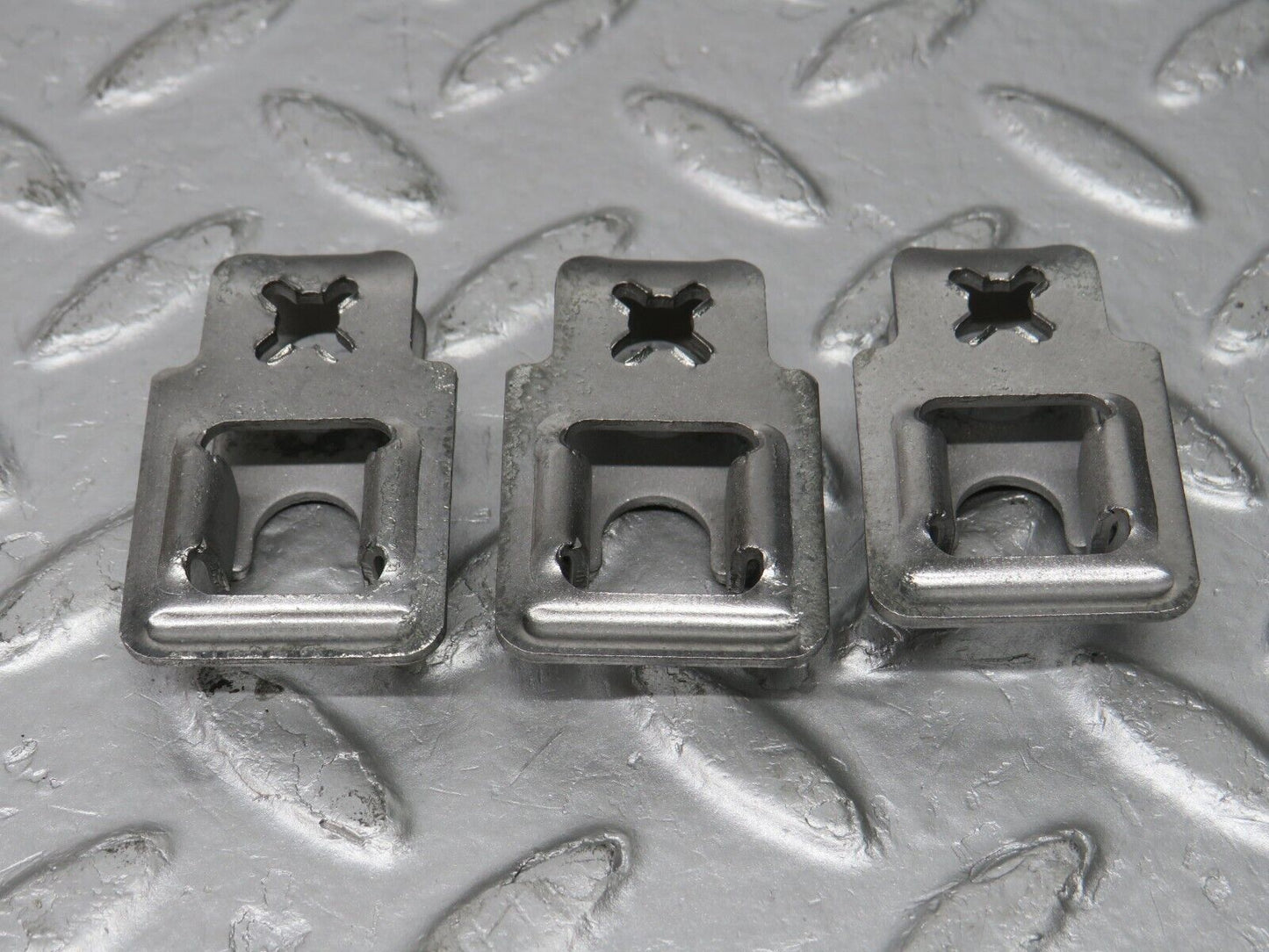32701 Mercedes-Benz S124 300TE Wagon Fuel Injector Bracket Holder Set