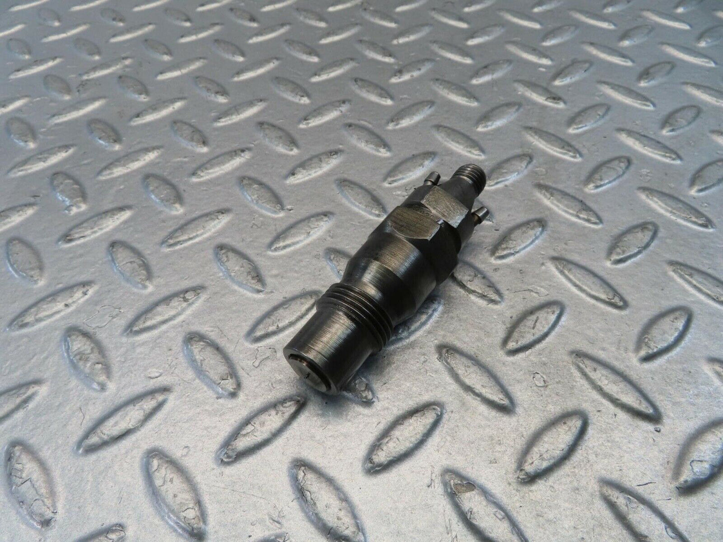 10982 Mercedes-Benz W115 220D Fuel Injector Bosch KCA30sd27/4