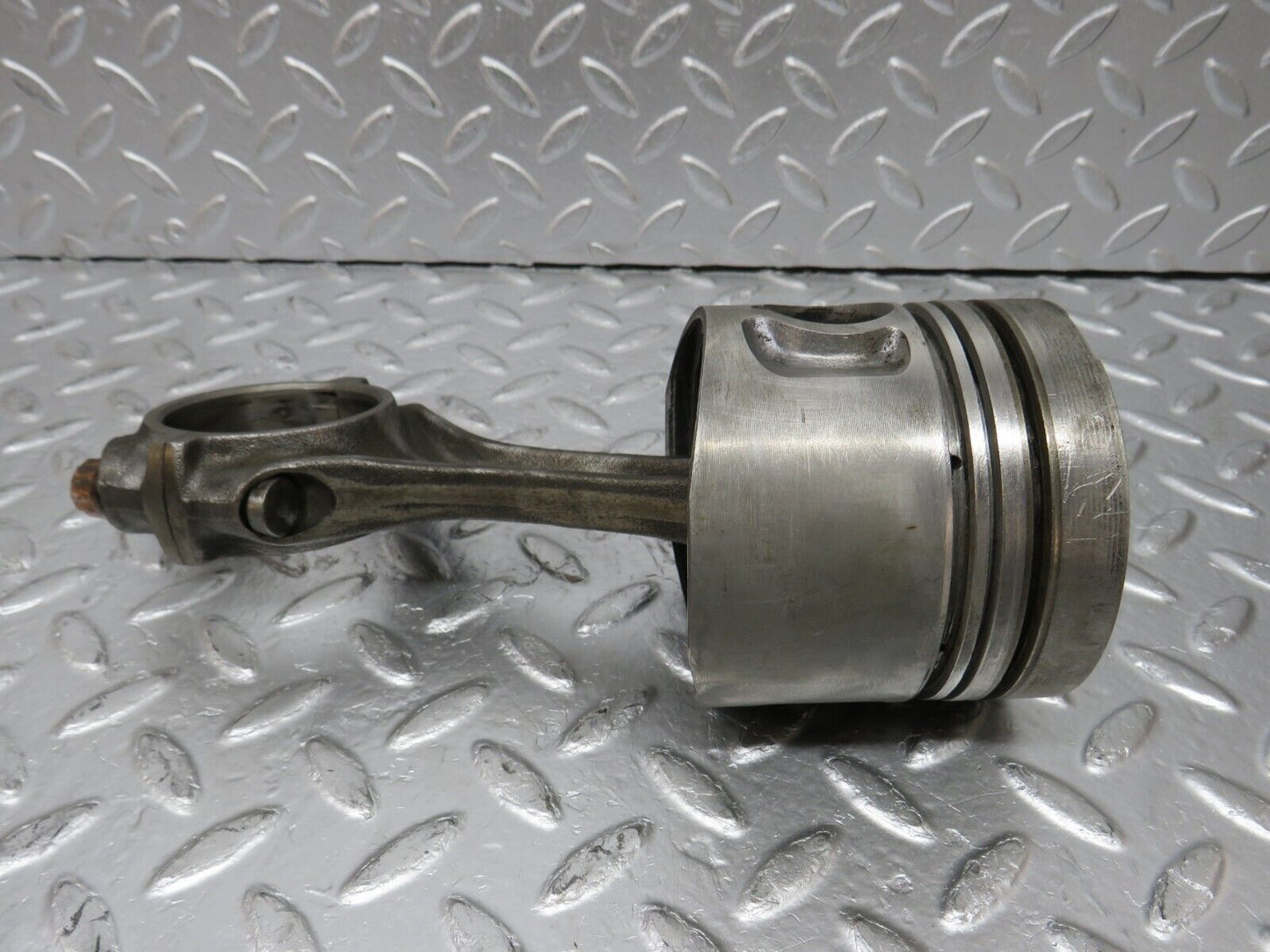 32932 Mercedes-Benz W123 300D Piston With Connecting Rod 90.875 mm 61502