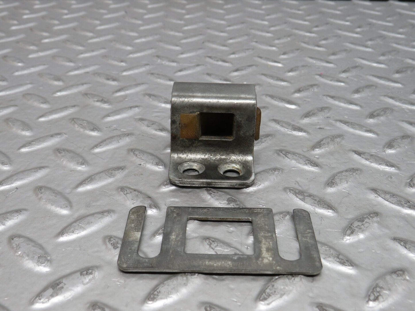 27946 Mercedes-Benz W123 280E Door Lock Latch Left Side