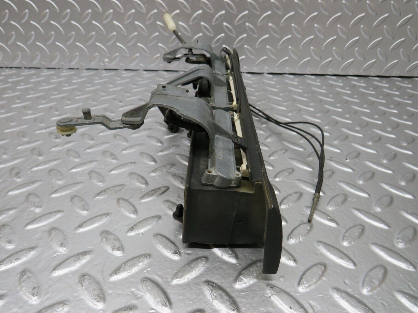 25097 Mercedes-Benz W126 Dashboard Centre Air Vent Console 1268310030