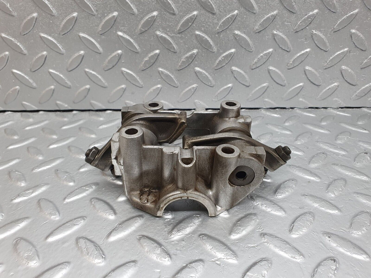 43065 Mercedes-Benz W123 Rocker Arms Camshaft Bearing Block 1020512110