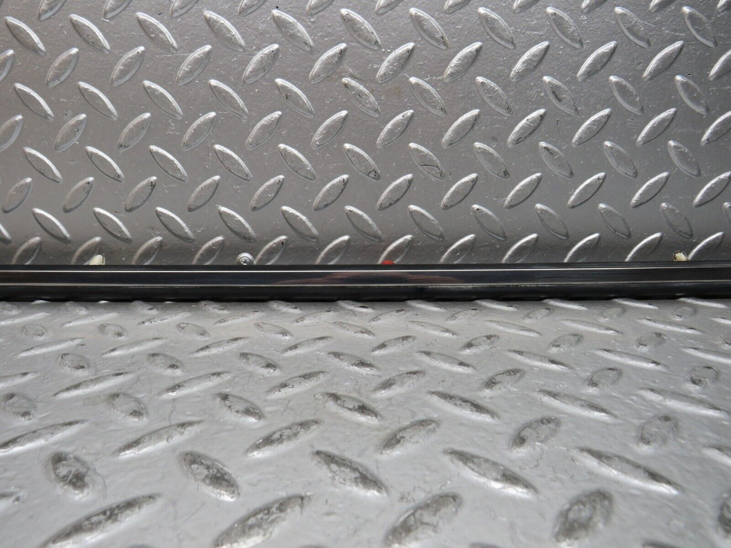 28620 Mercedes-Benz W123 280E Front Right Fender Wing Centre Moulding Trim