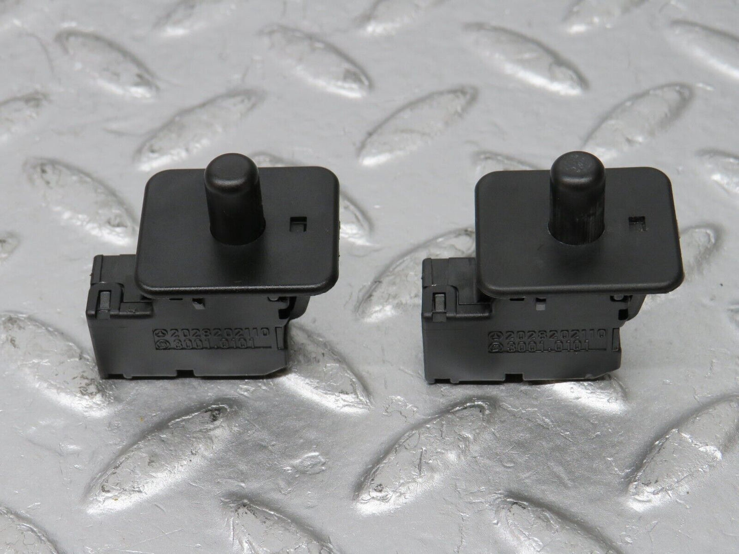 33459 Mercedes-Benz W202 C180 Door Contact Switch 2x 2028202110