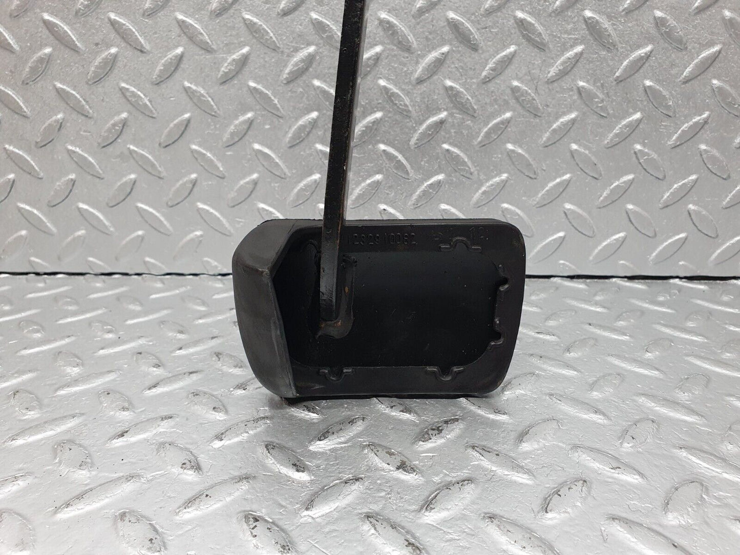 41083 Mercedes-Benz W126 300SE Brake Pedal With Rubber 1232910082