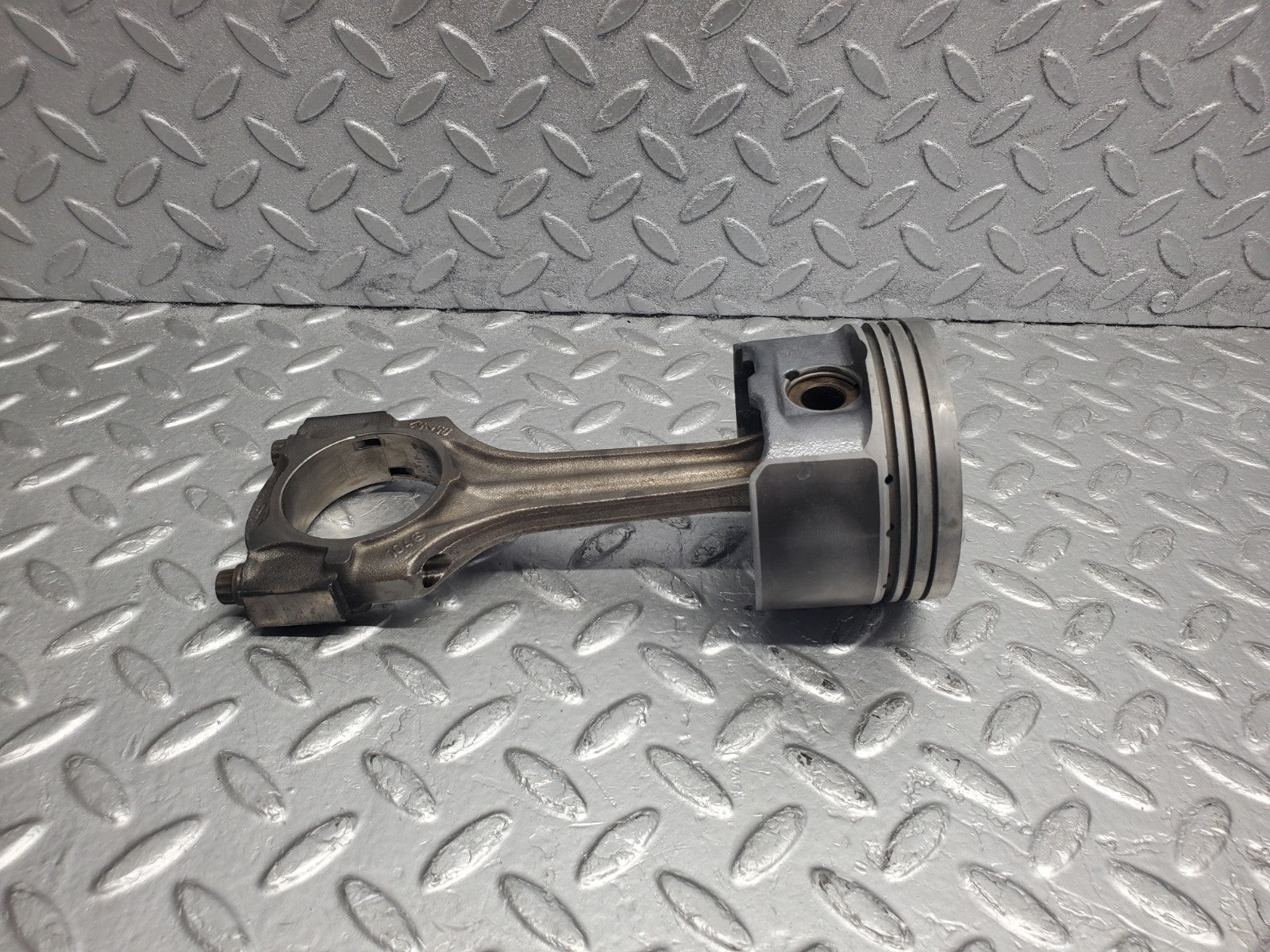 W124 Wagon piston with connecting rod used OEM