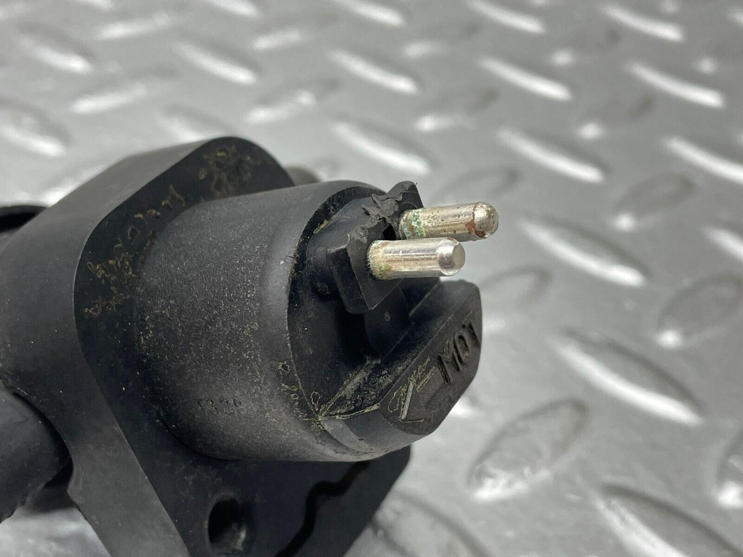 38027 Mercedes-Benz W124 220E Fuel Regeneration Vacuum Valve 0011408060