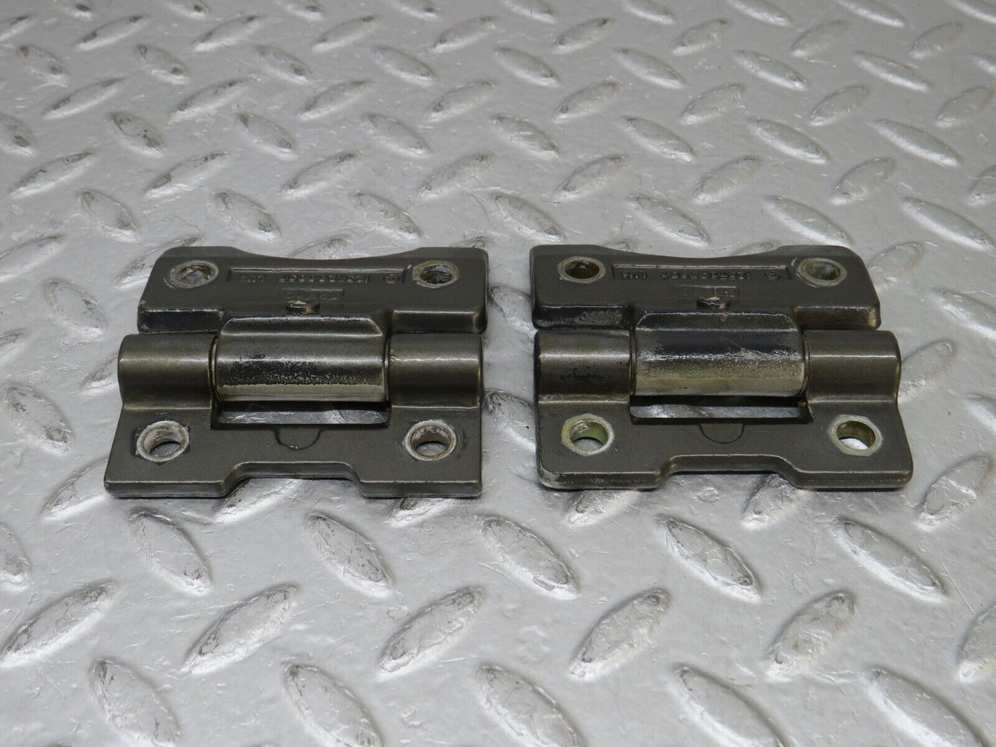 36071 Mercedes-Benz W126 420SE Door Hinge 1237200037