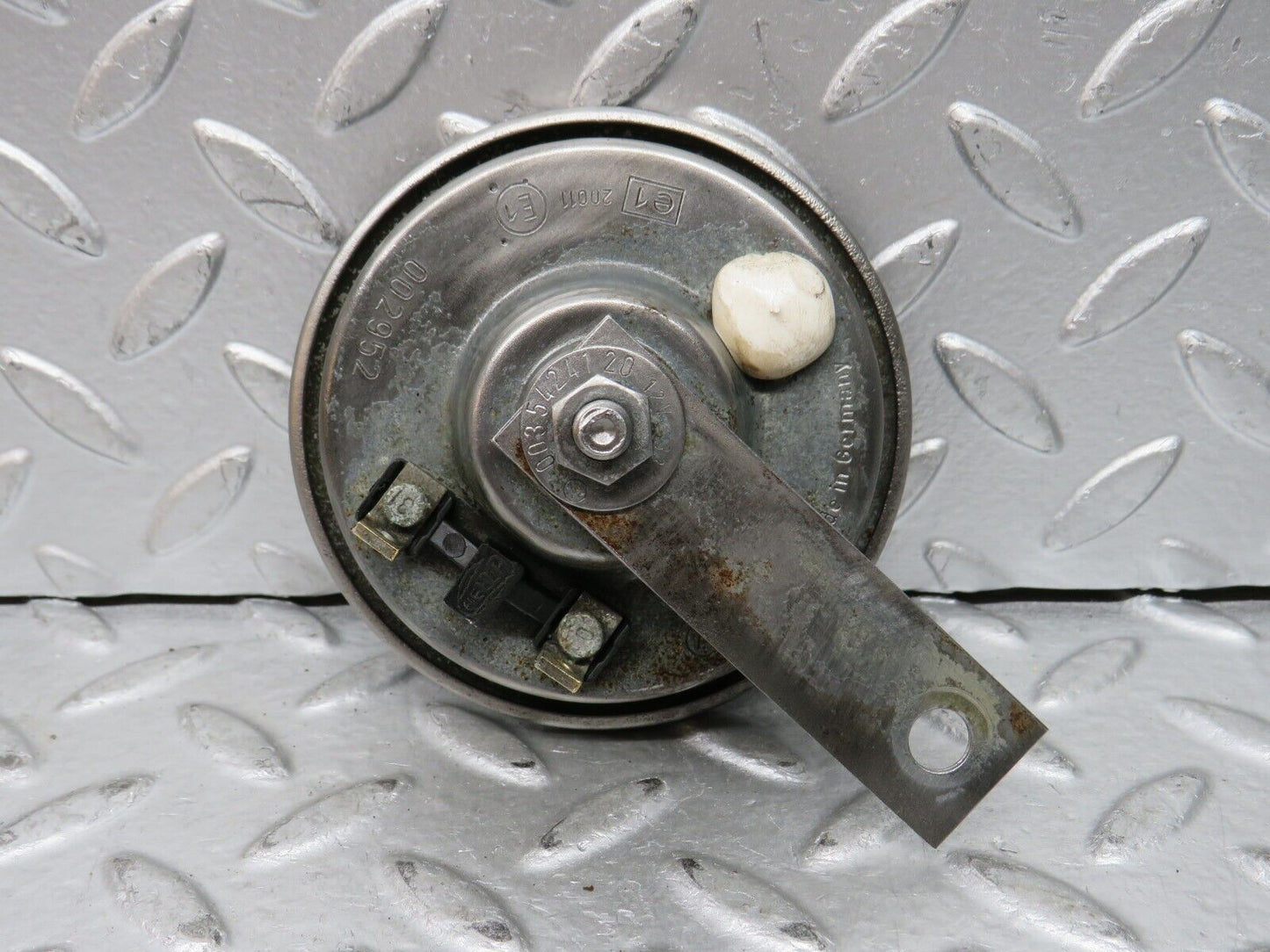 27992 Mercedes-Benz W123 280E Horn Hella 002952