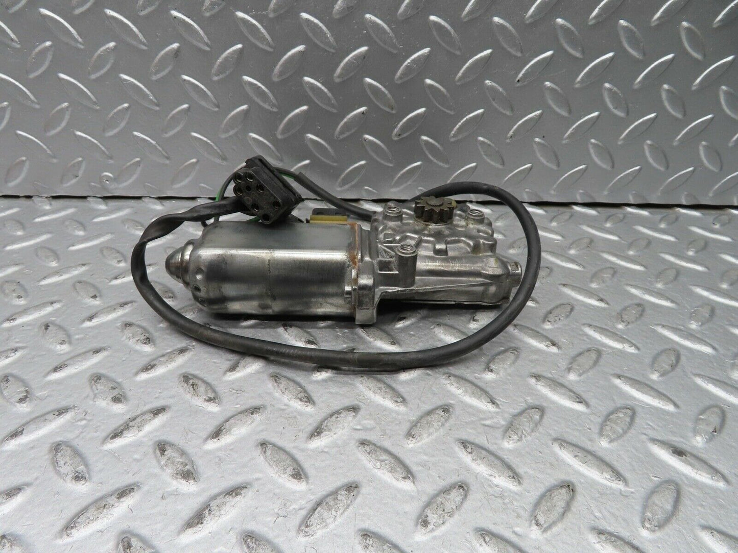 21441 Mercedes-Benz W126 300SE Rear Left Window Regulator Motor 0130821037