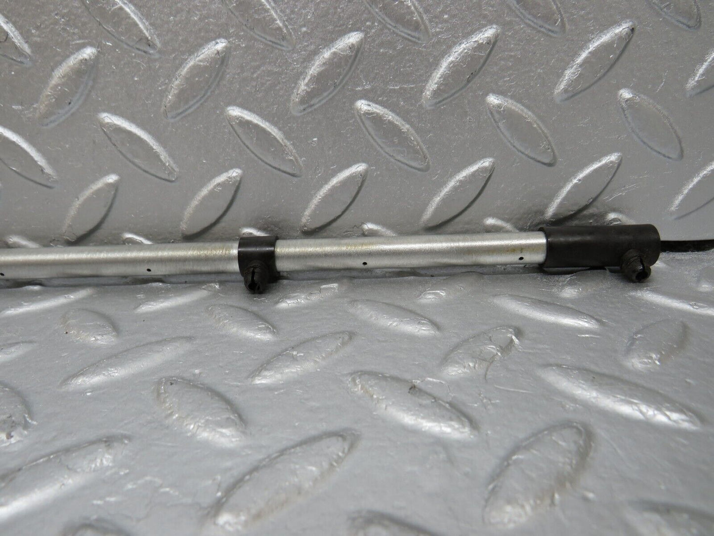 34549 Mercedes-Benz C126 380SEC Coupe Camshaft Oil Tube