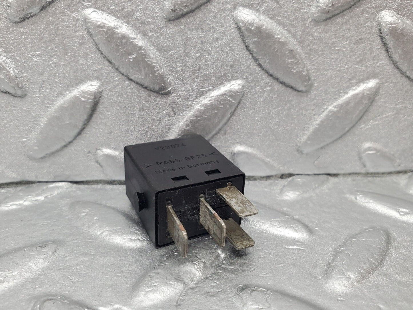 46920 Mercedes-Benz R129 320SL Coupe Indicator Relay 0025421119