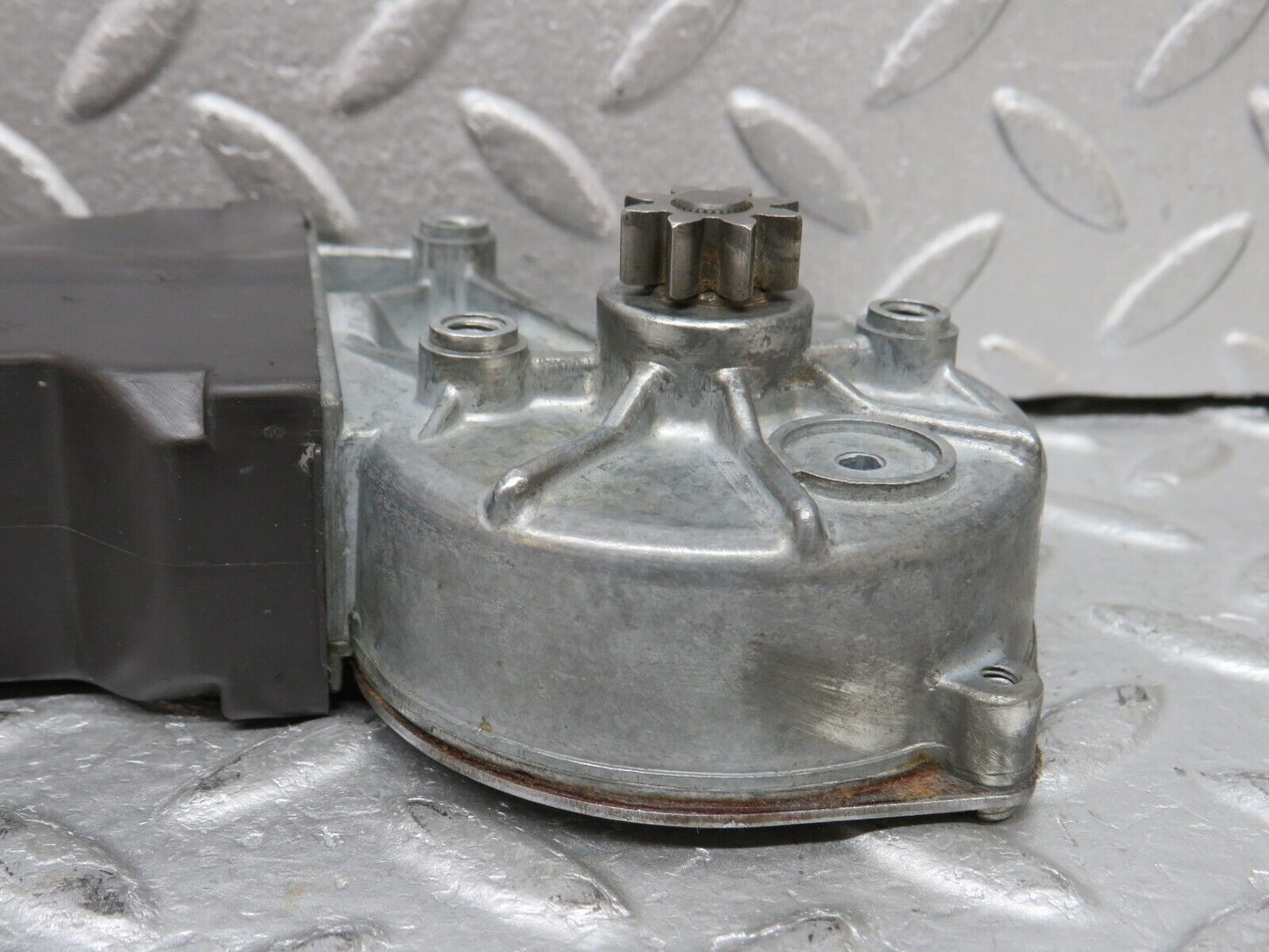 37417 Mercedes-Benz W109 300SEL Front Right Window Regulator Motor Bosch 0132001102