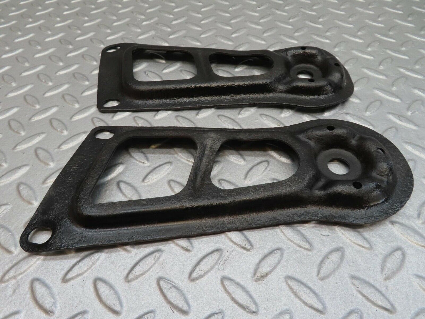 15991 Mercedes-Benz W123 280E Rear Suspension Axle Mounting Bracket