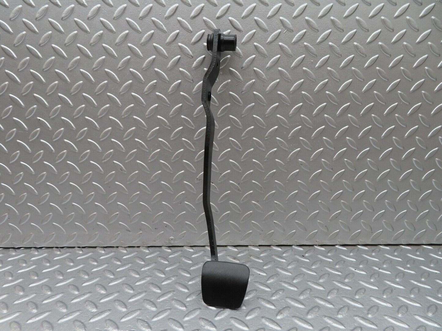18077 Mercedes-Benz W123 200 Brake Pedal