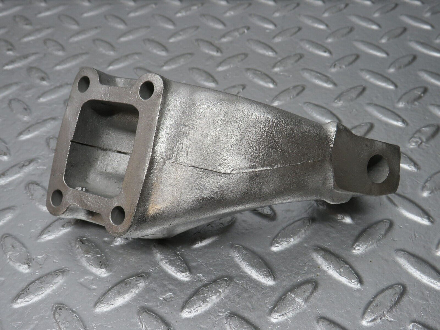 33060 Mercedes-Benz C107 R107 350 V8 Engine Mount Bracket Right 1162232304