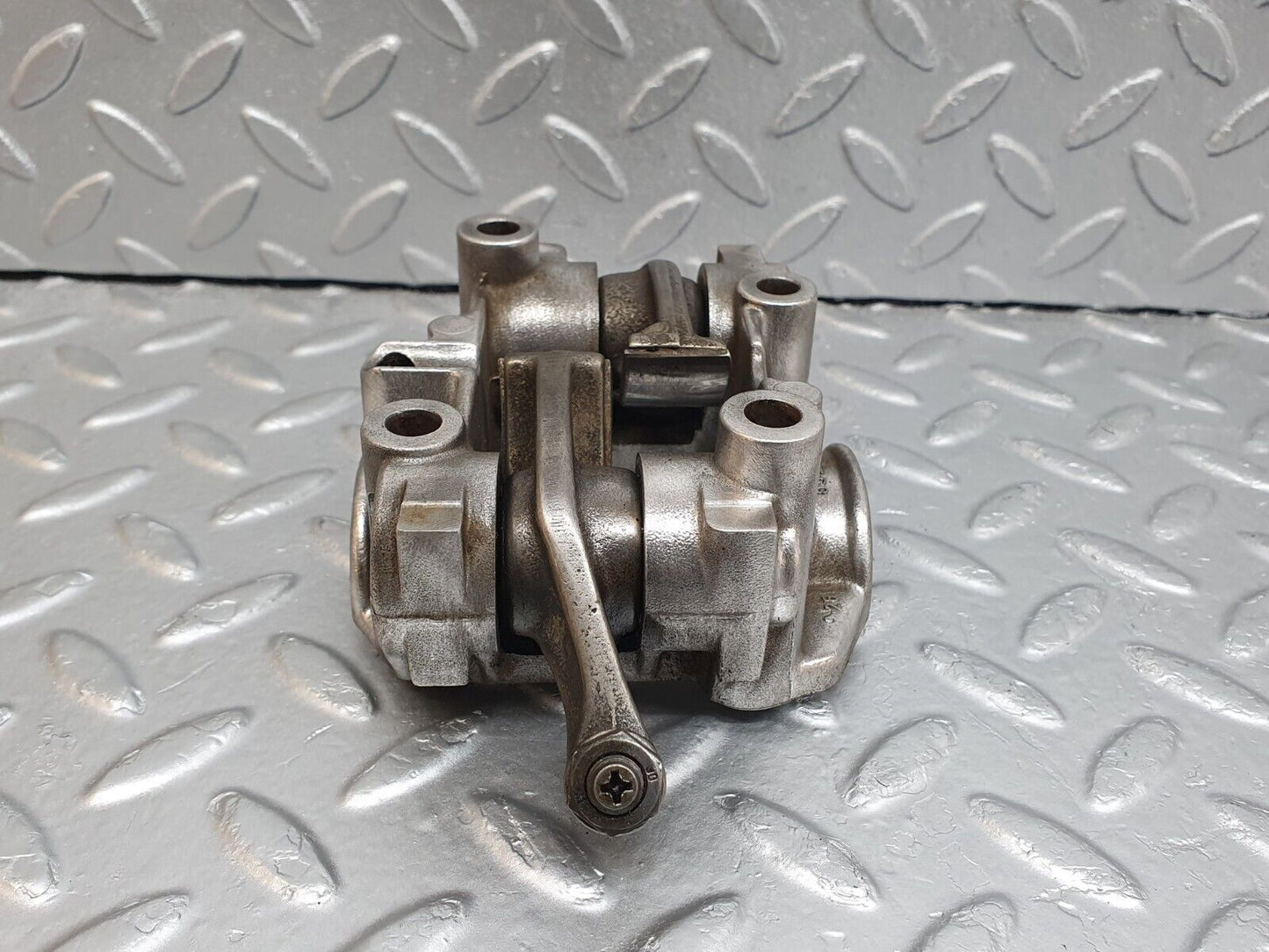 43066 Mercedes-Benz W123 Rocker Arms Camshaft Bearing Block 1020512110