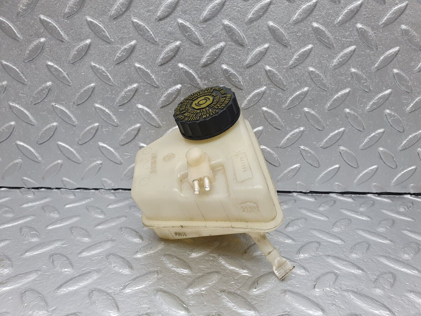 41823 Mercedes-Benz W202 C200 Brake Fluid Reservoir Tank 2024300302