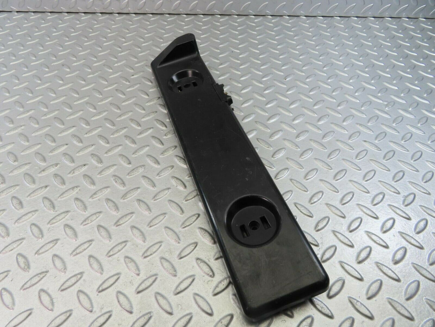 9039 Mercedes-Benz W123 Tail Light Bulb Holder Left