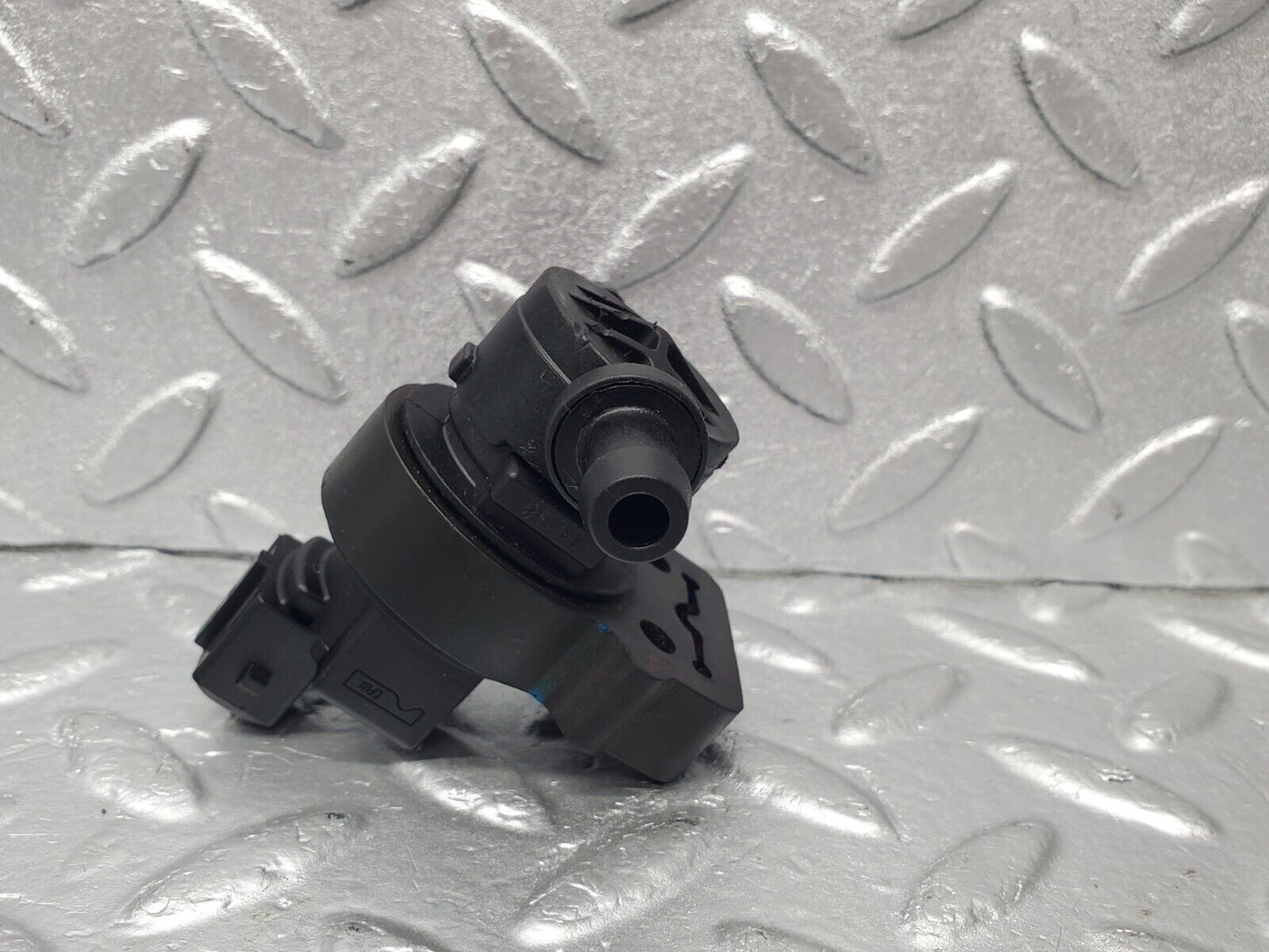 46789 Mercedes-Benz R129 320SL Coupe Fuel Regeneration Vacuum Valve 0004701593