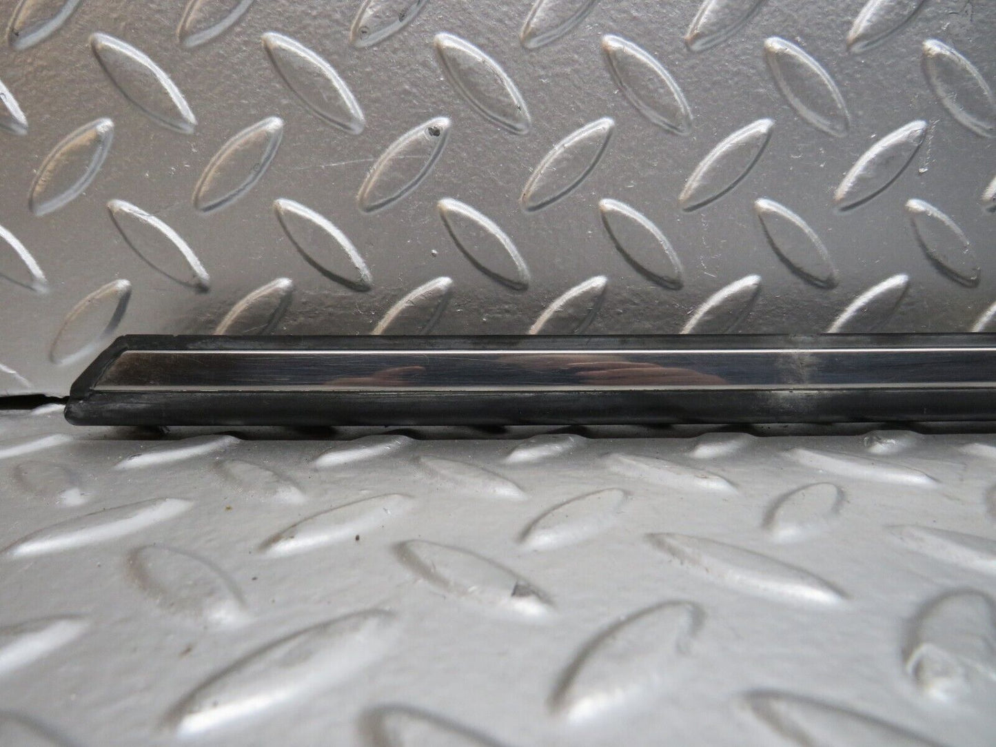 28620 Mercedes-Benz W123 280E Front Right Fender Wing Centre Moulding Trim