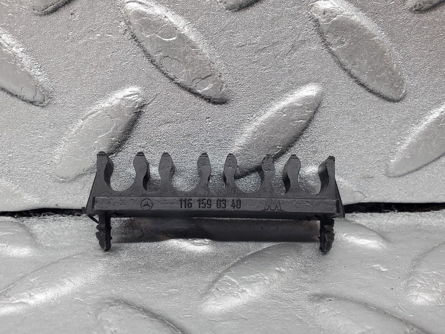 45884 Mercedes-Benz W126 420SE Ignition Lead Holder Bracket 1161590340