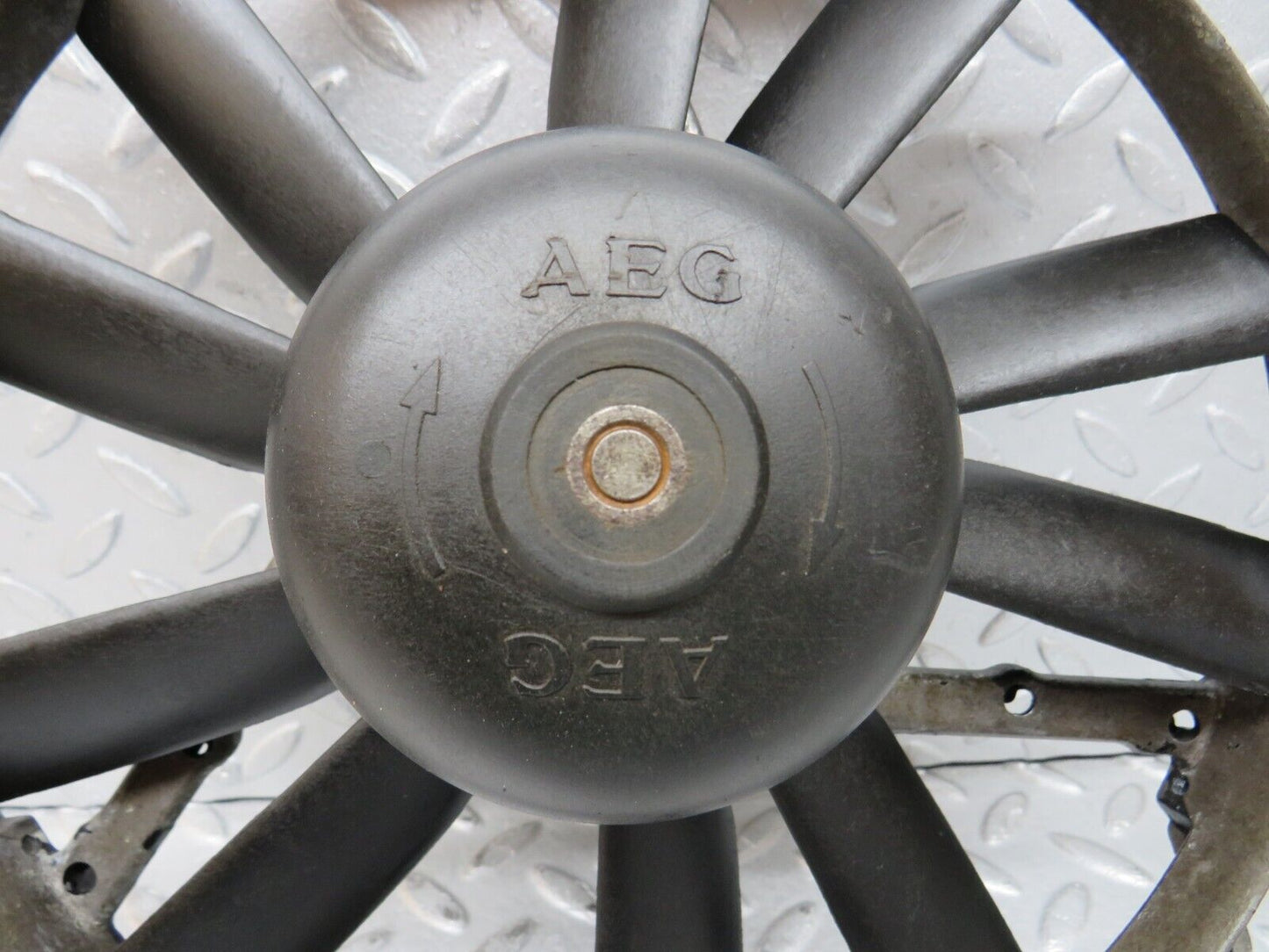 37836 Mercedes-Benz A124 320E Cabriolet Radiator Cooling Fan AEG 0005008593 170080801 1295050455
