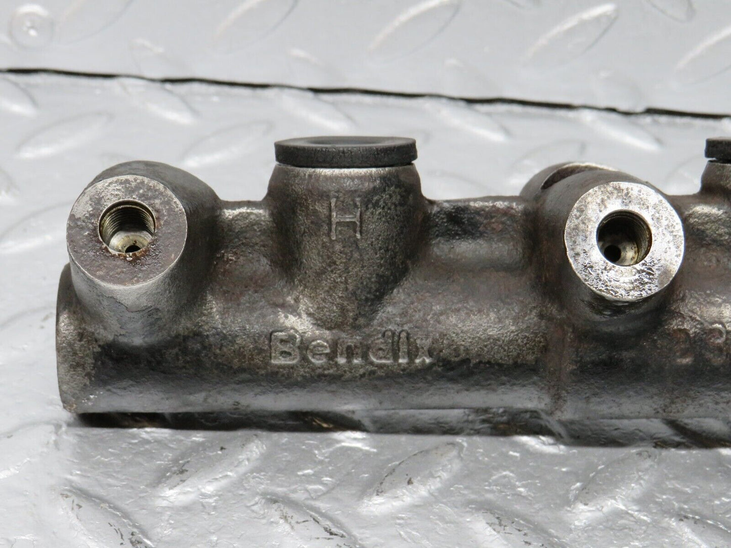 40703 Mercedes-Benz W123 300D Brake Master Cylinder Bendix