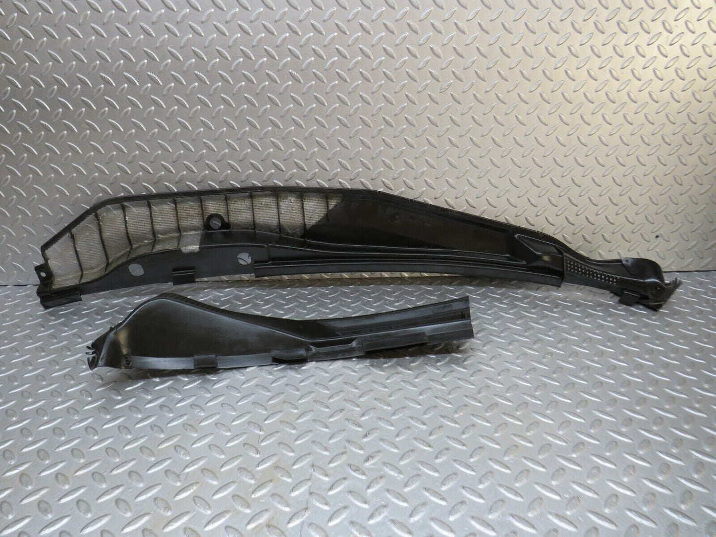 37031 Mercedes-Benz C126 420SEC Coupe Water Drain 1268300813 1268300713