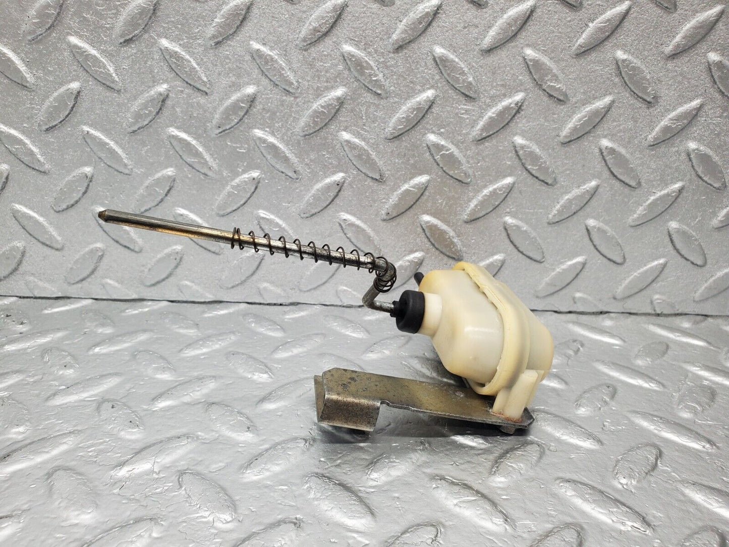 46472 Mercedes-Benz C123 280CE Coupe Fuel Tank Flap Cap Vacuum Actuator