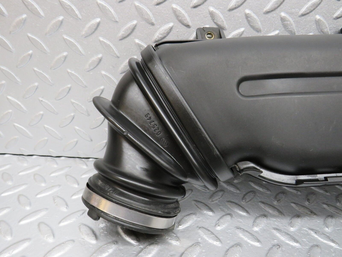 39443 Mercedes-Benz R129 320SL Coupe Air Intake Pipe 1041413404 1040940391