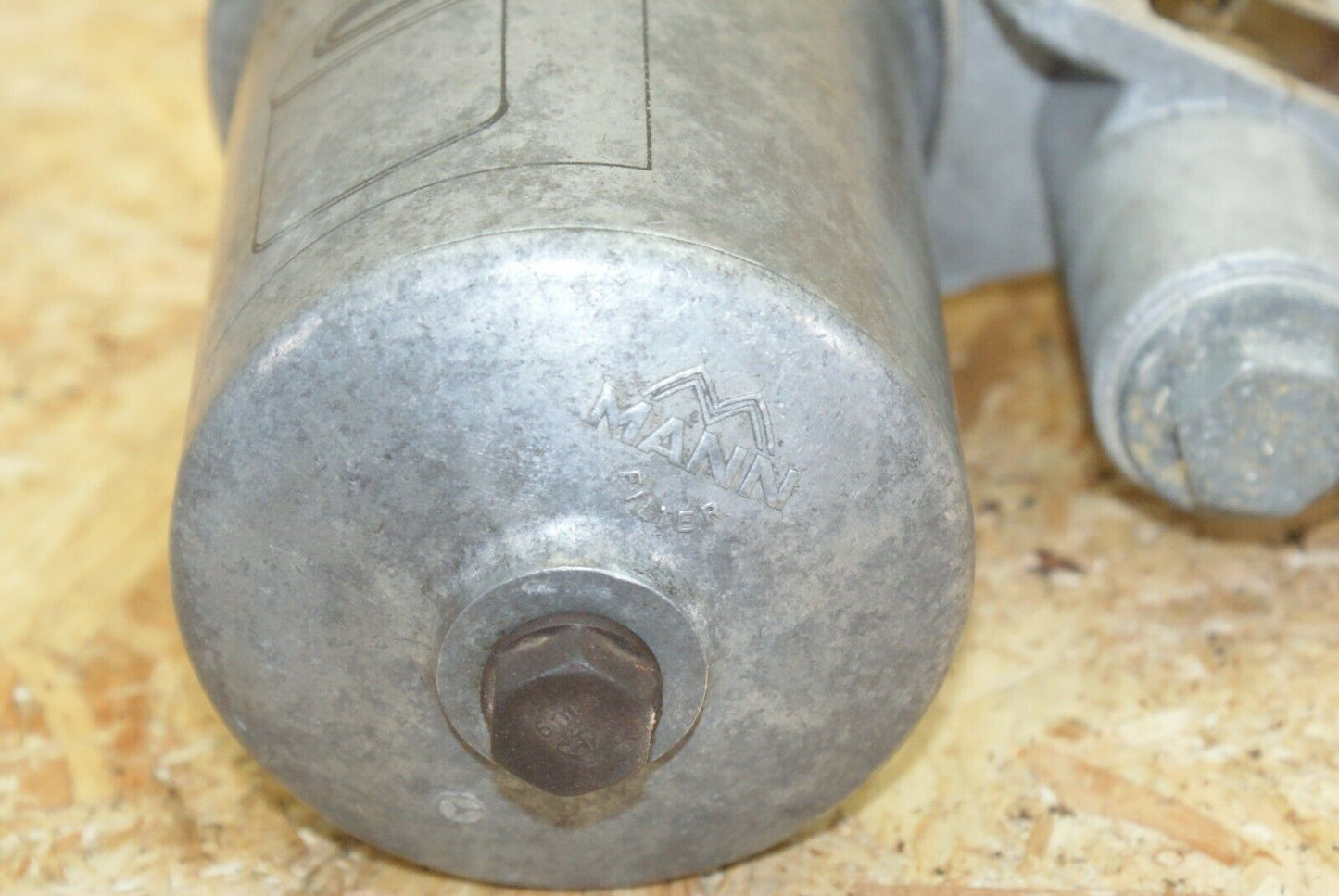 2376 Mercedes-Benz W123 280E Oil Filter House 1101800111