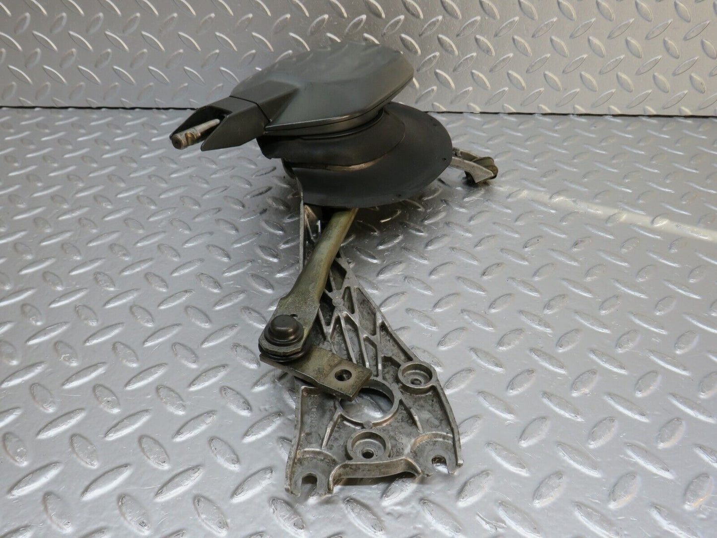 32515 Mercedes-Benz S124 300TE Wagon Windscreen Wiper Mechanism Linkage Bosch