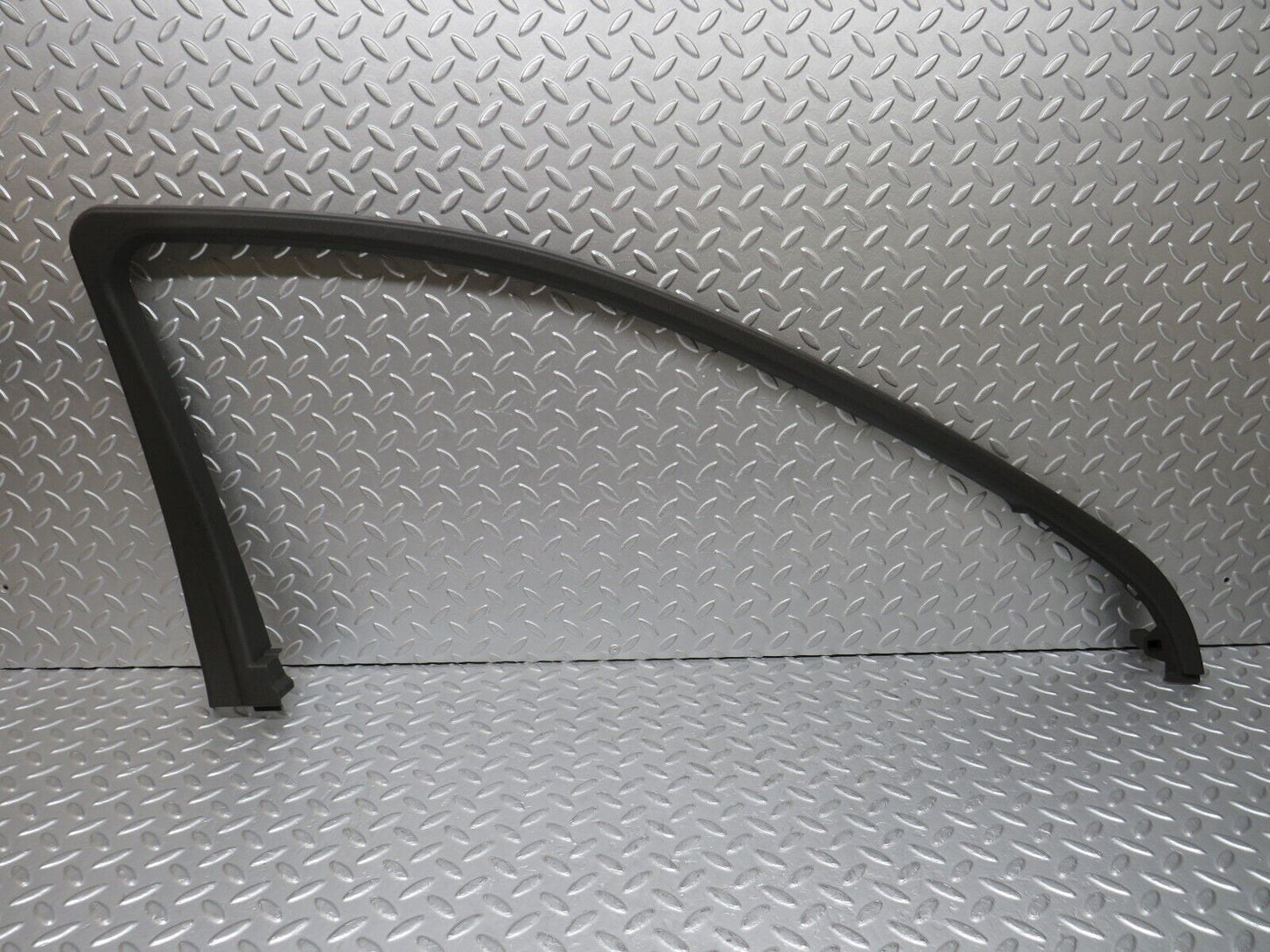 35286 Mercedes-Benz W221 Front Left Door Window Frame Trim 2217250171