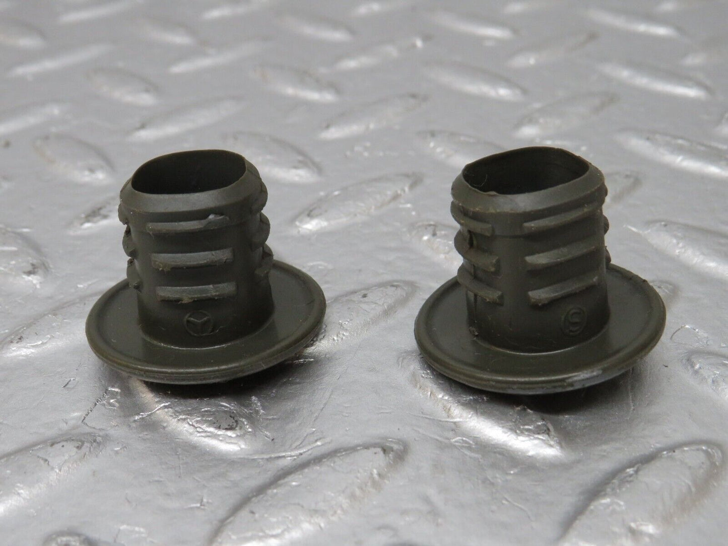 34192 Mercedes-Benz W124 260E Jack Lifting Point Plug 2x 1245830315