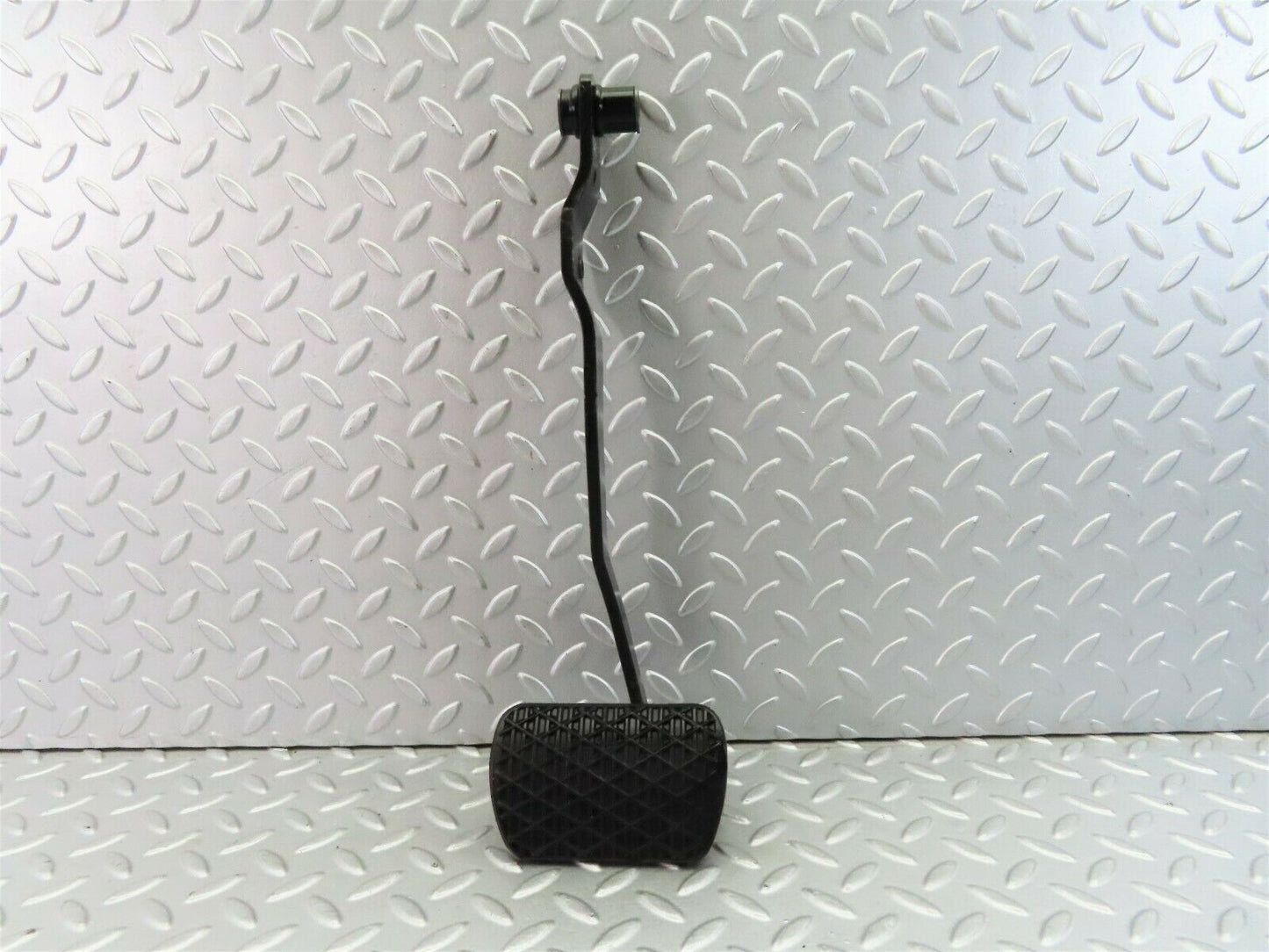 7682 Mercedes-Benz S123 230TE Wagon Brake Pedal With Rubber 1232910082