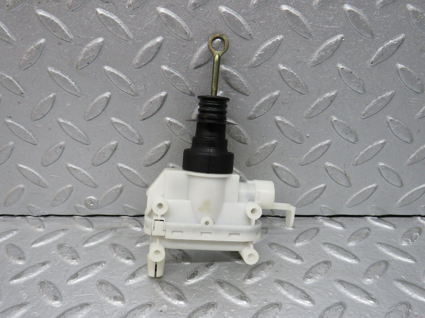 37771 Mercedes-Benz A124 320E Cabriolet Right Door Lock Vacuum Actuator
