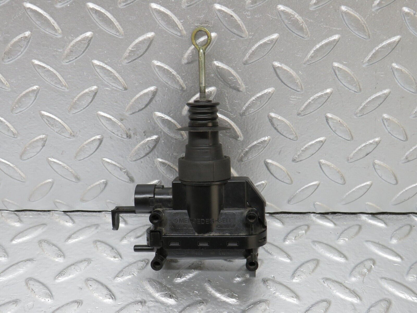 33647 Mercedes-Benz W201 190E 2.0L Door Lock Vacuum Actuator Front Left