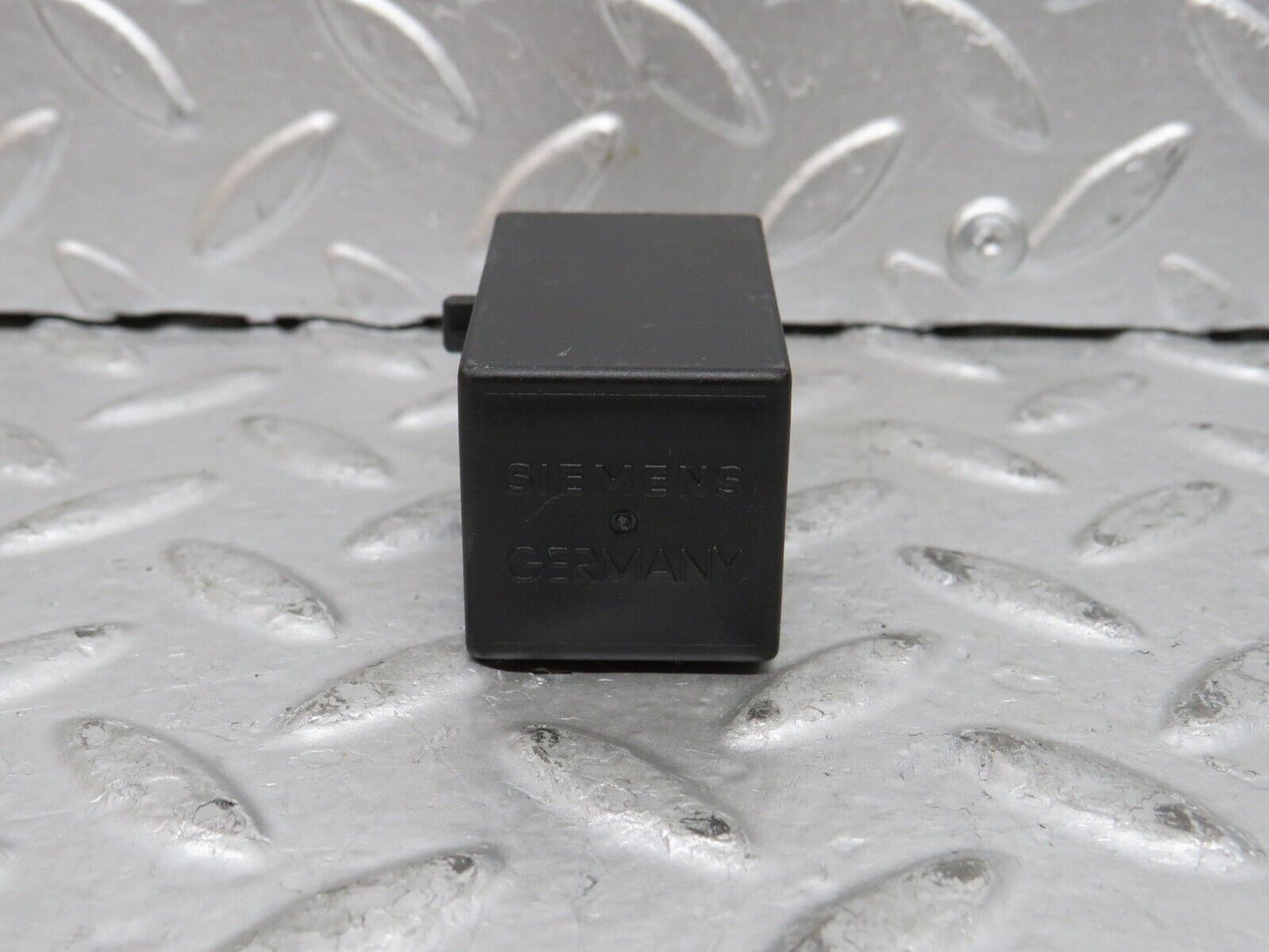 28316 Mercedes-Benz S123 240D Wagon Intermittent Wiper Relay 0008210863