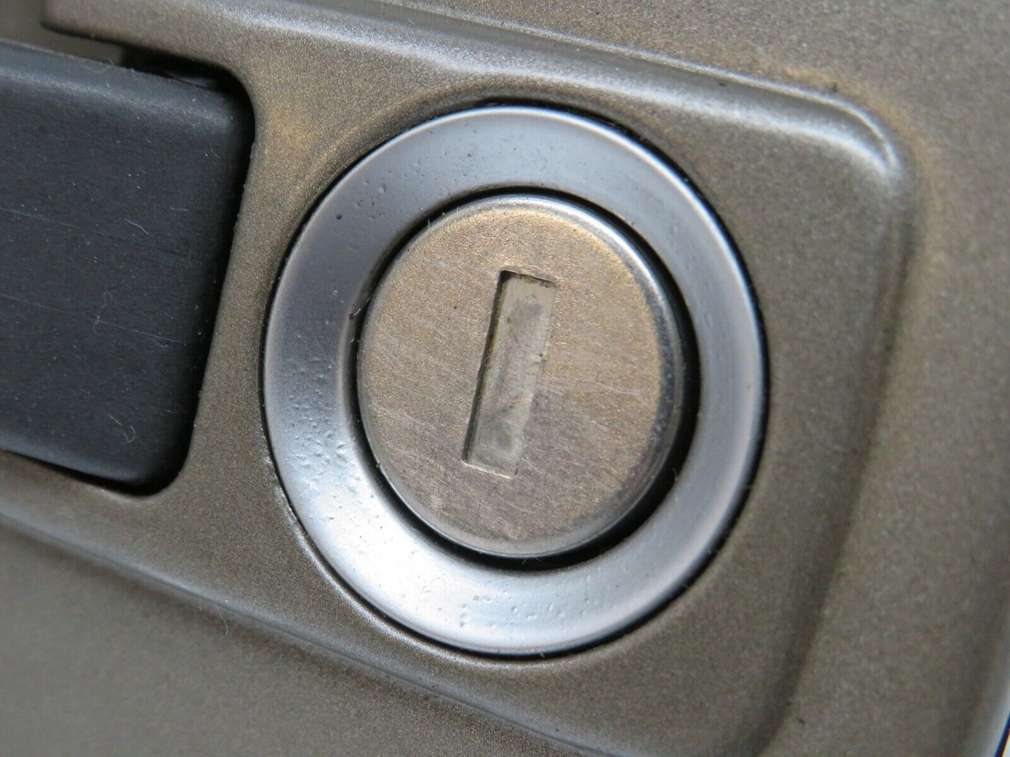 34662 Mercedes-Benz C126 380SEC Coupe Left Exterior Door Handle With Key